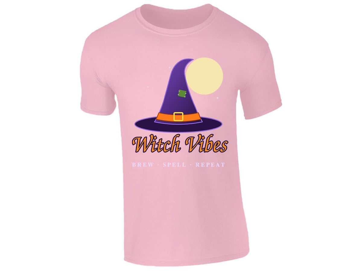 Light Pink kids' T-shirt with “Witch Vibes – Brew, Spell, Repeat” witch hat design