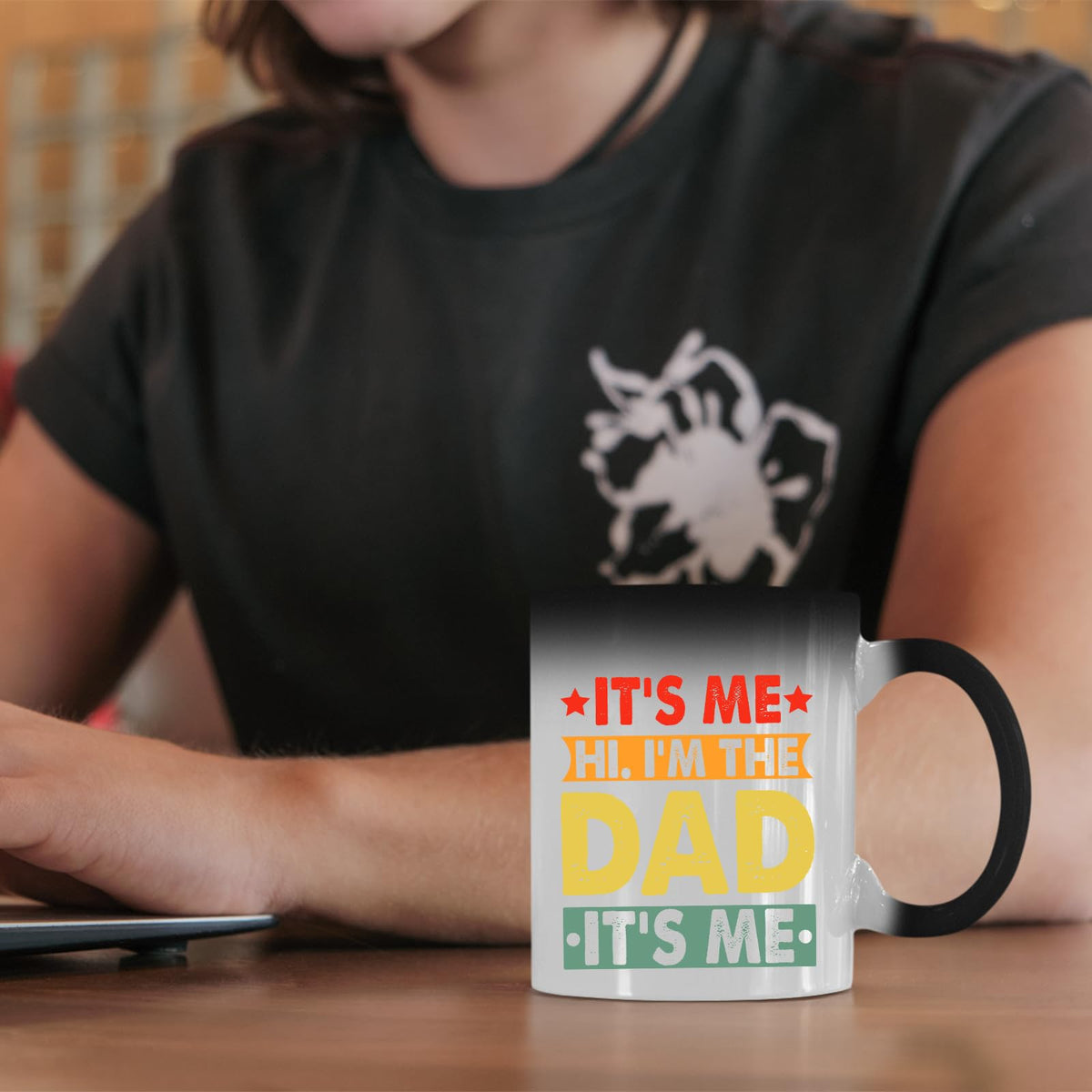 It’s Me Hi I’m the Dad colour changing mug on a desk beside a laptop